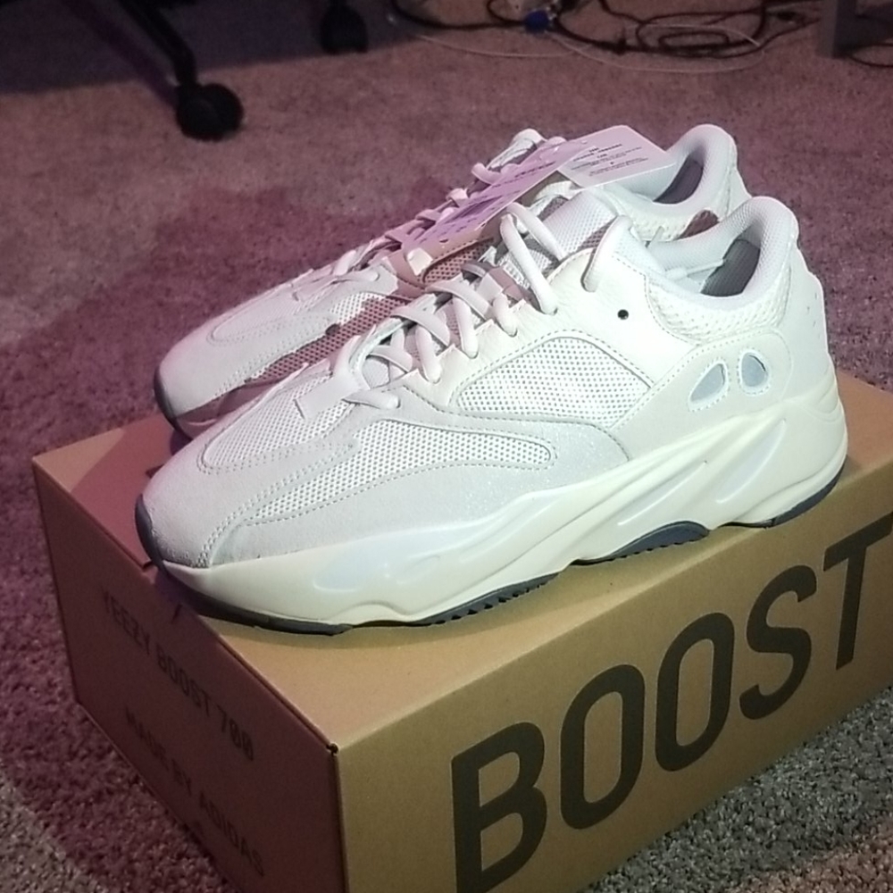 Yeezy boost 700 analog size 9.5